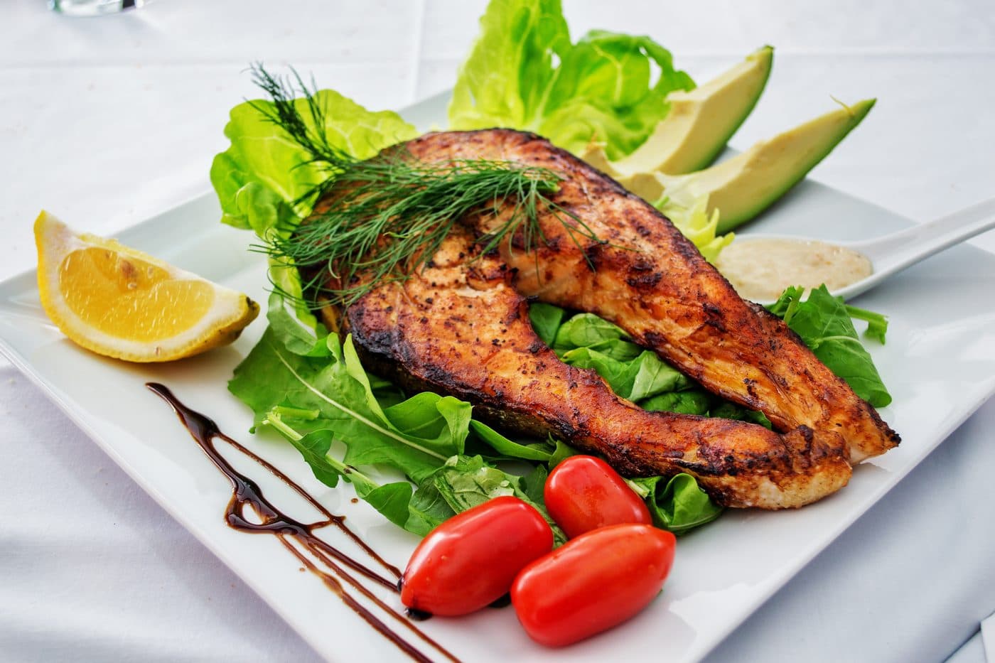 Grillet laksestek med tilbehør