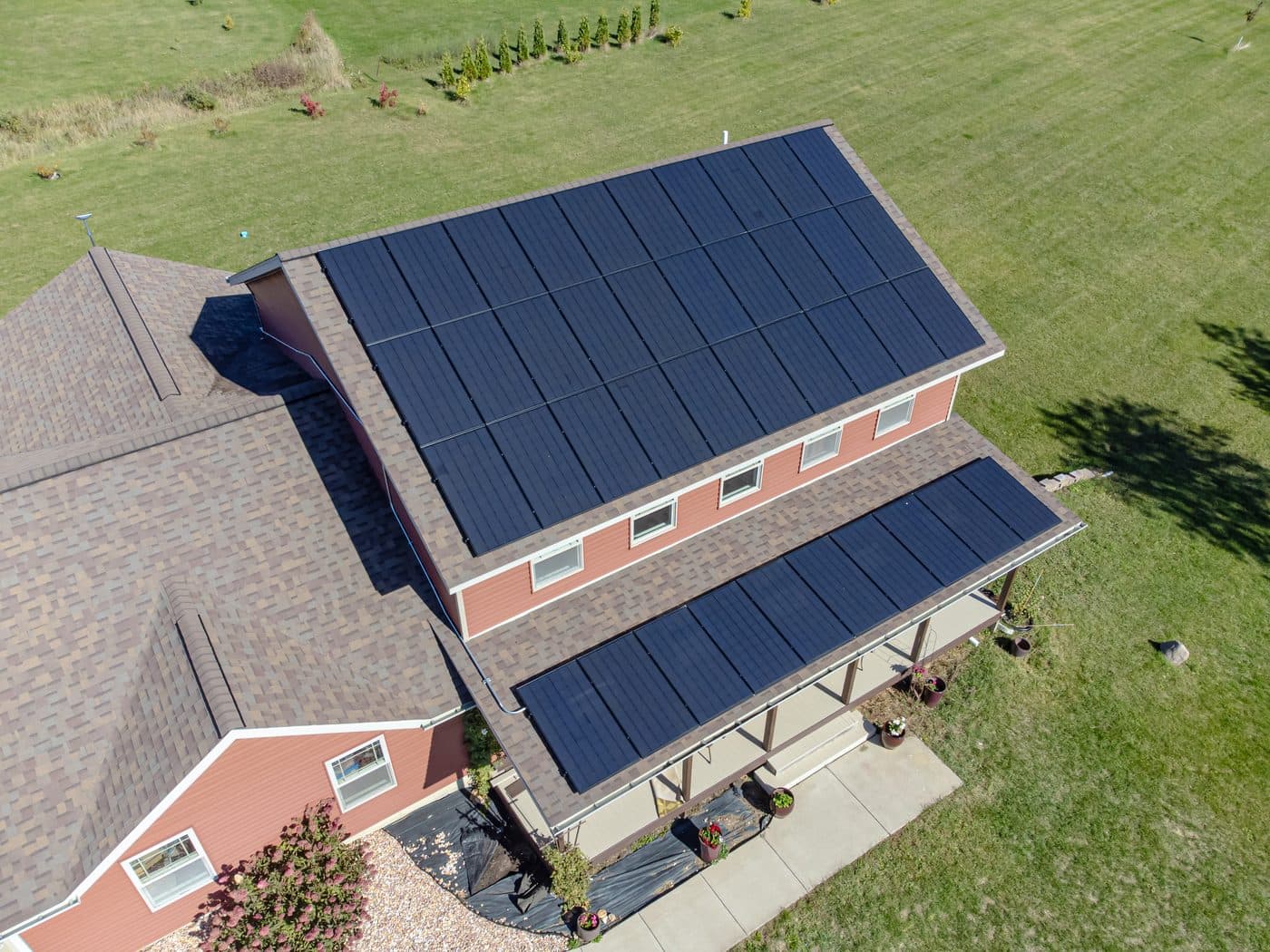 Solcelleanlegg montert på boligtak, dronefoto